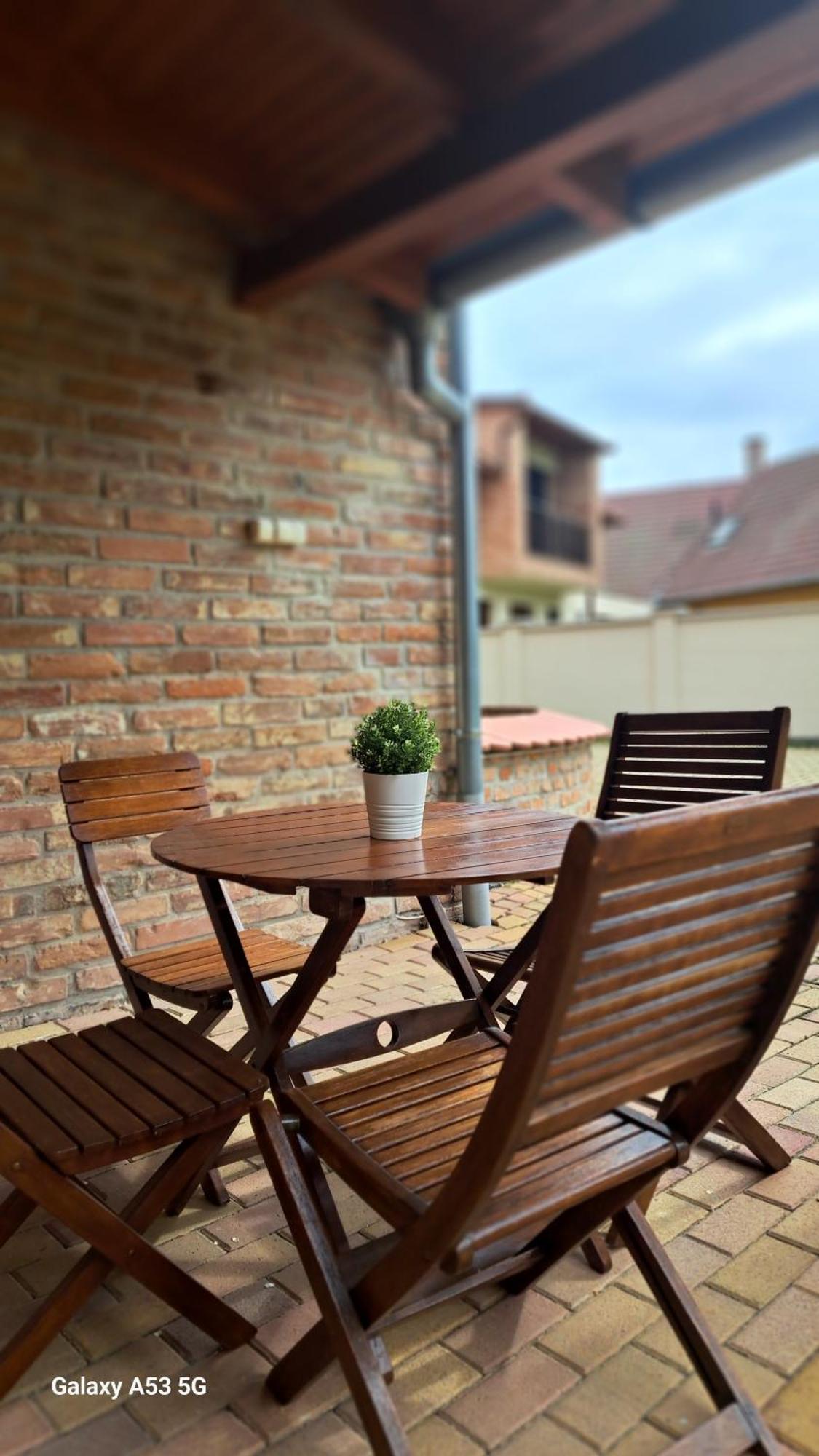 Viktoria Apartman Gyula Esterno foto